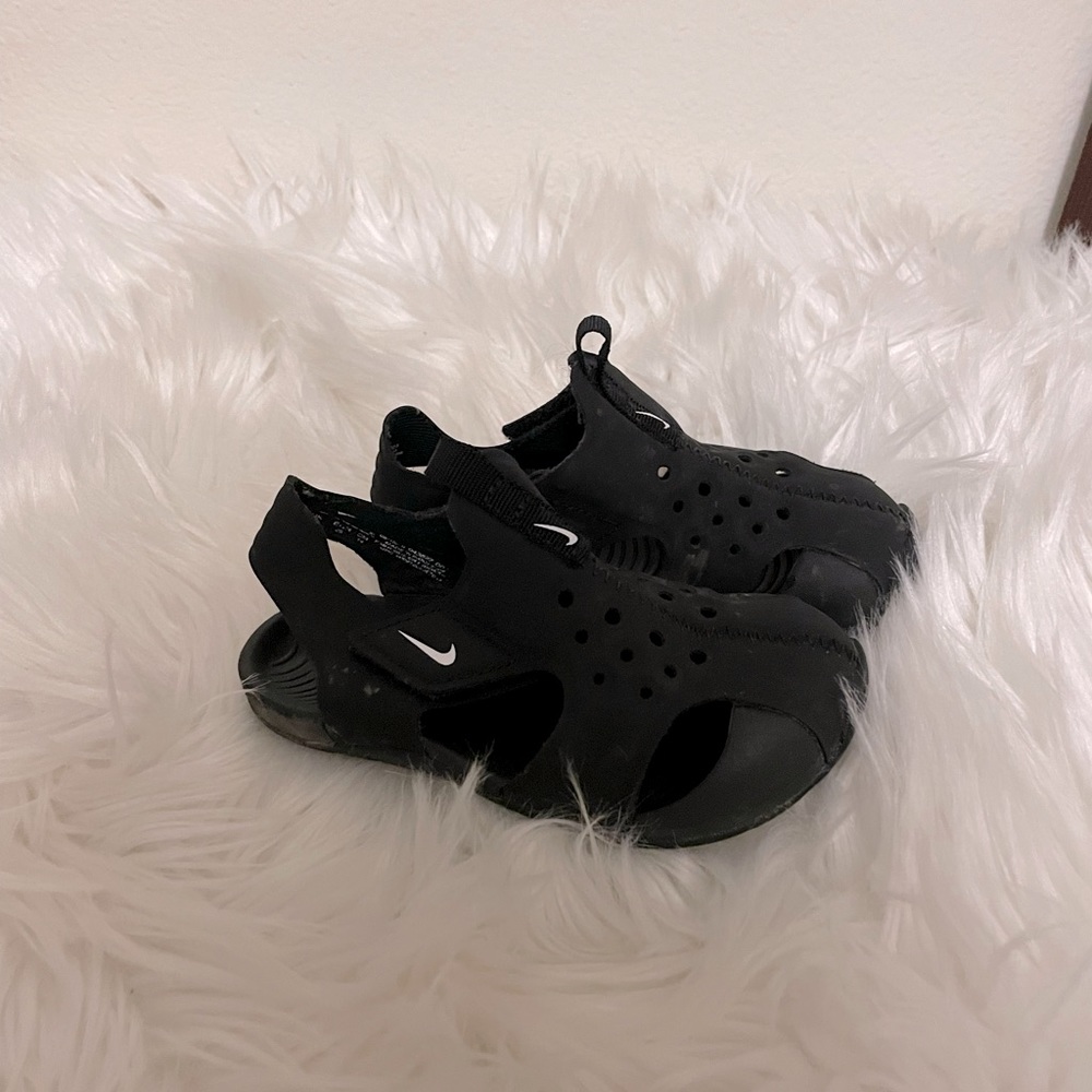 Toddler sandals (Nike)